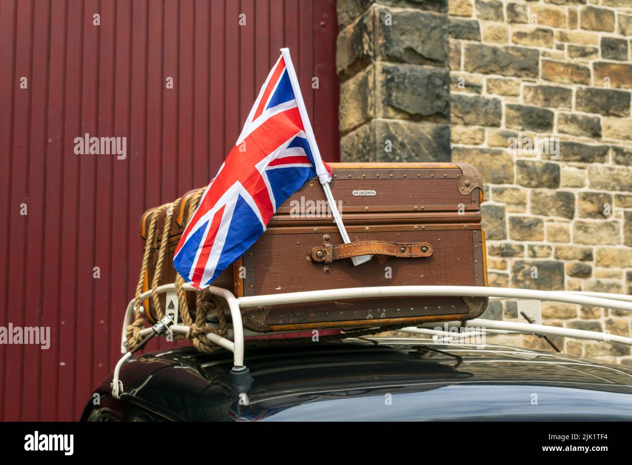 Koffer auf einem Gepäckträger eines Standard 10. East Lancs Classic Car Show 2022. Stockfoto