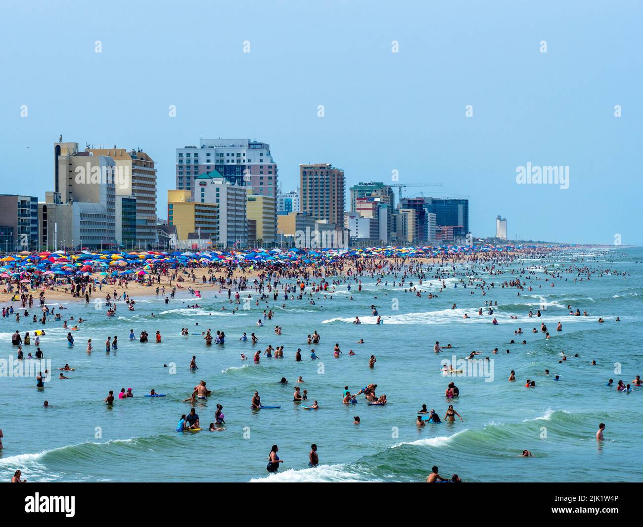 Virginia Beach, Virginia - 4. Juli 2021 : am 4.. Juli ist am Virginia Beach am Meer viel los mit großen Menschenmassen im Wasser Stockfoto