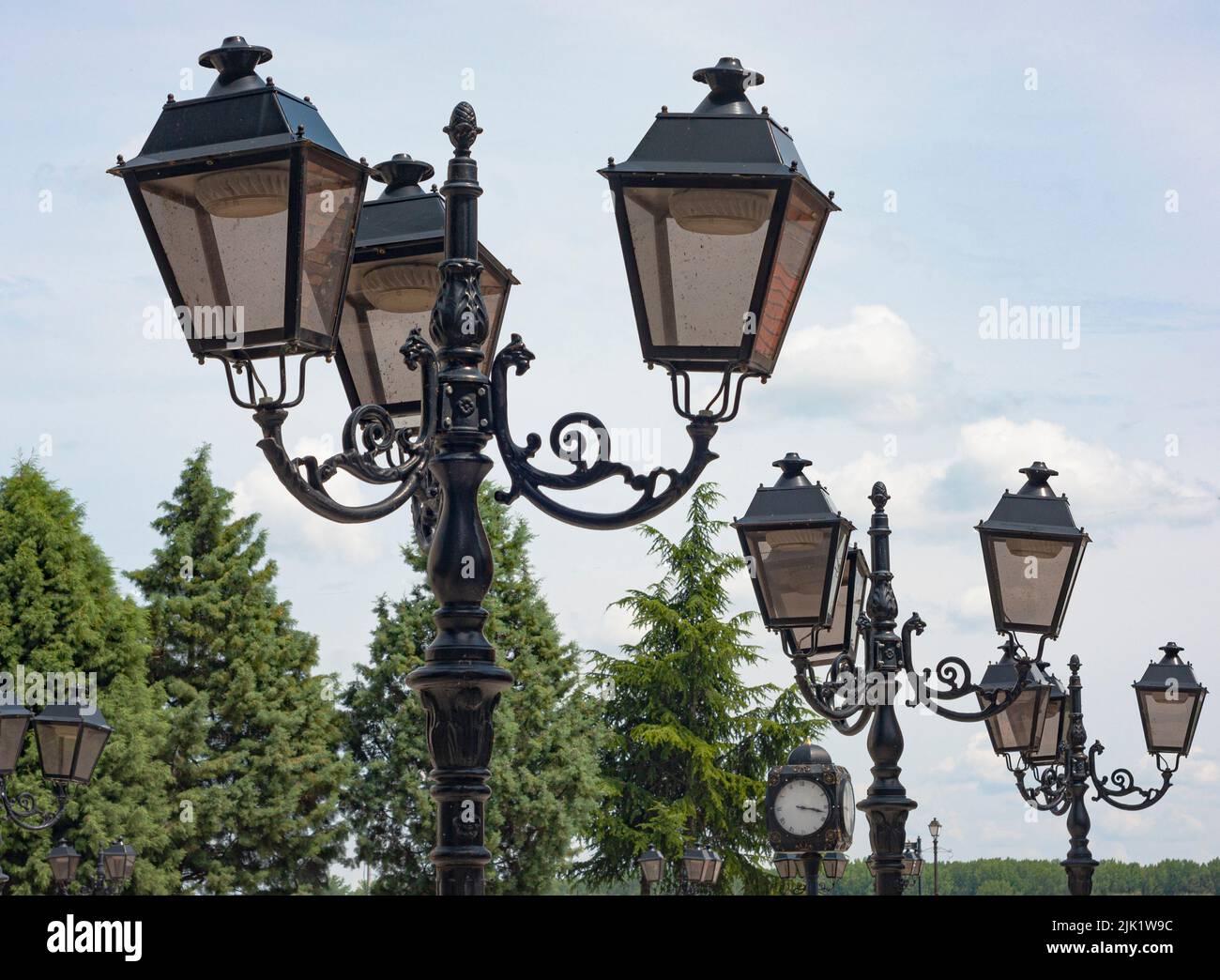 Dies ist die Innenstadt von Vidin, Bulgarien, einer Stadt am Rande der Donau. Die alten, schicken Laternenpfosten in einer Reihe schmücken das Geschäftsviertel der Stadt. Stockfoto