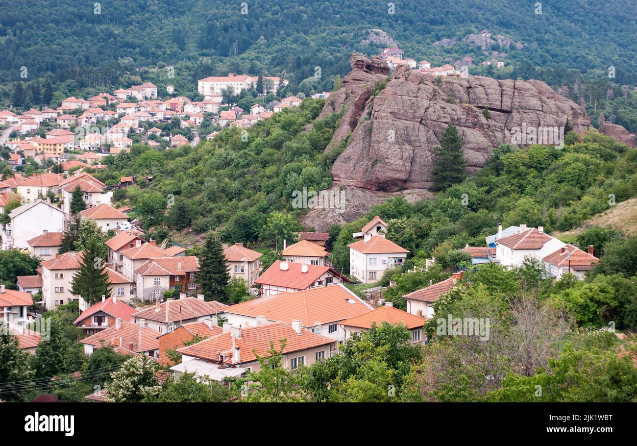 Die Stadt Belogradchik befindet sich unterhalb der Felsen-Festung in Bulgarien. Sie sehen die roten Ziegeldächer der Häuser an den Nordhängen des Balkans. Stockfoto