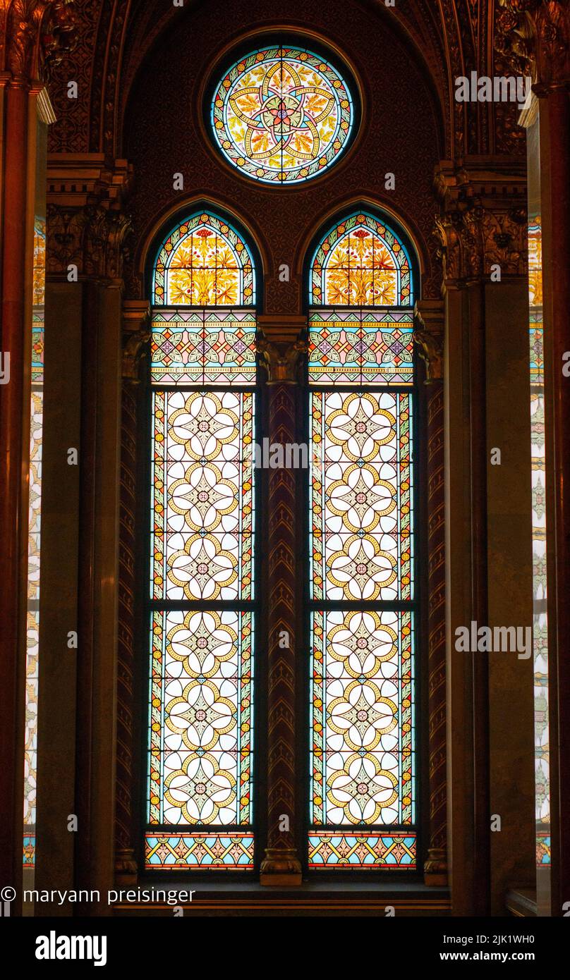 Sehen Sie Buntglasfenster und kunstvolle Holzarbeiten im Parlamentsgebäude in Budapest, Ungarn. Dies ist ein Weltkulturerbe. Stockfoto