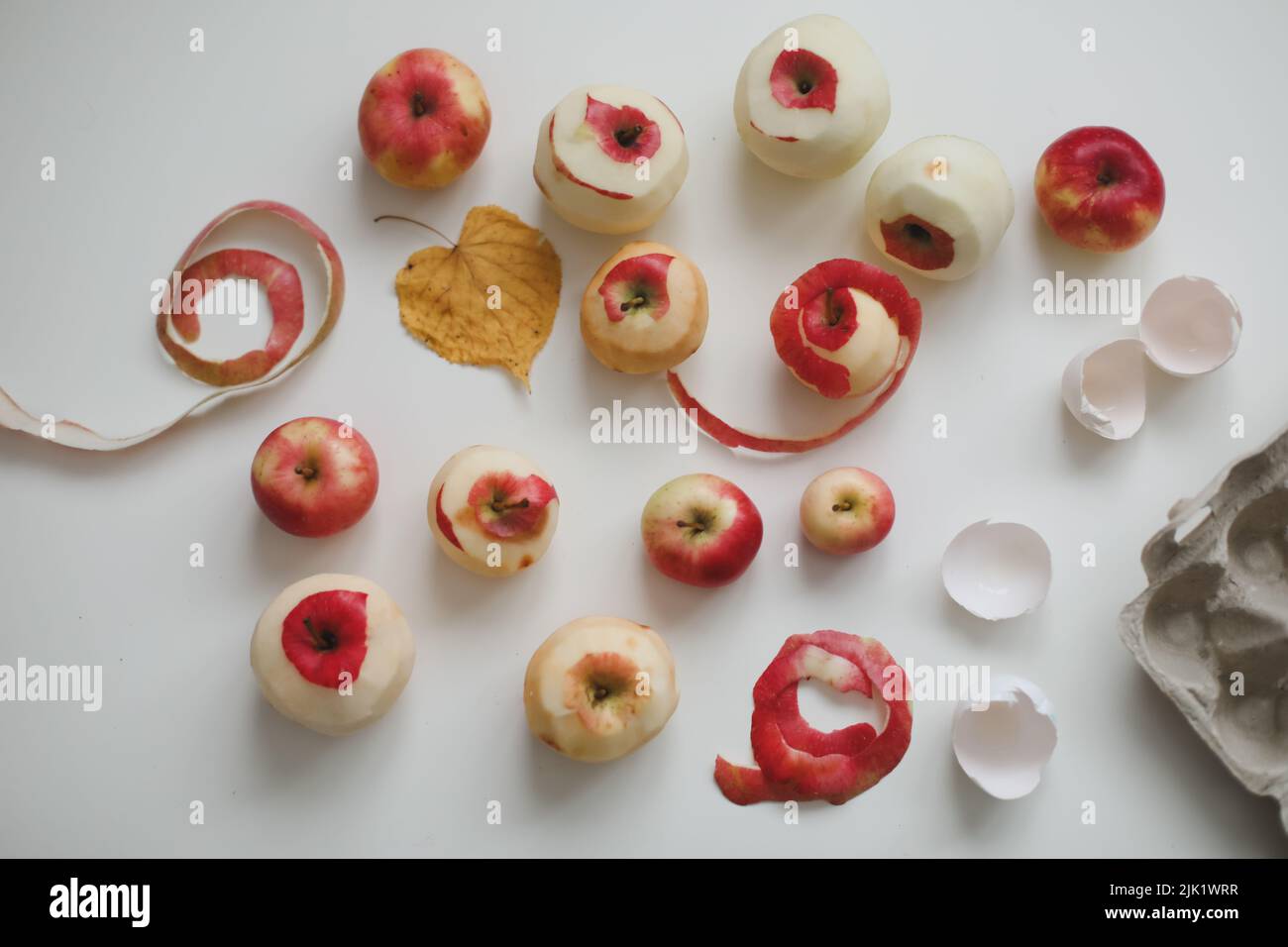 Zutaten zum Backen von Apfelkuchen charlotte auf weißem Tisch Stockfoto