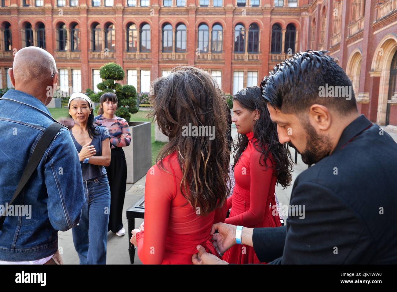 Eine Tanzperformance eröffnet die Installation 'What is Seen and What is Not - Osman Yousefzada' im V&A. Tanz konzipiert und in Auftrag gegeben von Osman Yousefzada in Zusammenarbeit mit Dixon MBI und dem kreativen Produzenten Farooq Choudary mit Kostümen von Osman Yousefzada Stockfoto