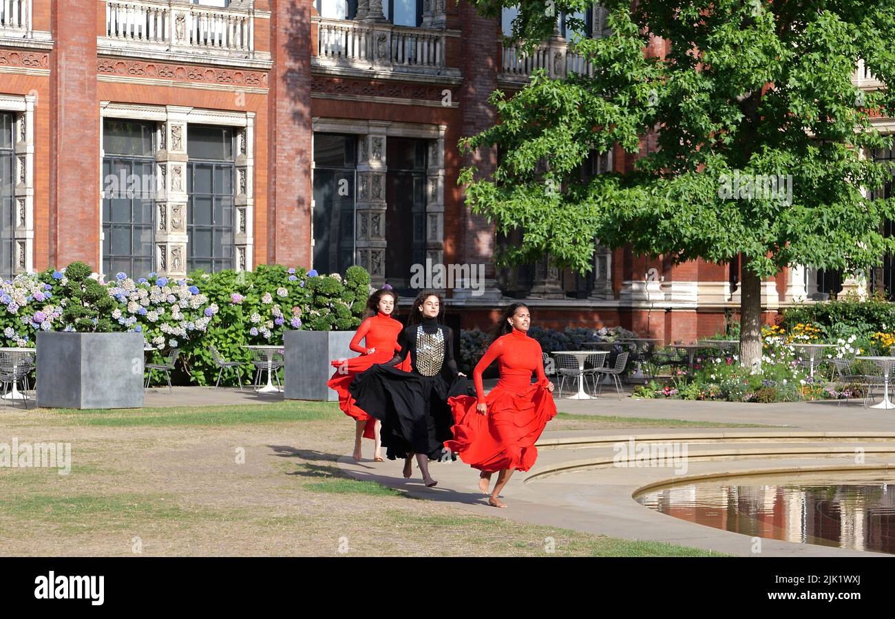 Eine Tanzperformance eröffnet die Installation 'What is Seen and What is Not - Osman Yousefzada' im V&A. Tanz konzipiert und in Auftrag gegeben von Osman Yousefzada in Zusammenarbeit mit Dixon MBI und dem kreativen Produzenten Farooq Choudary mit Kostümen von Osman Yousefzada Stockfoto