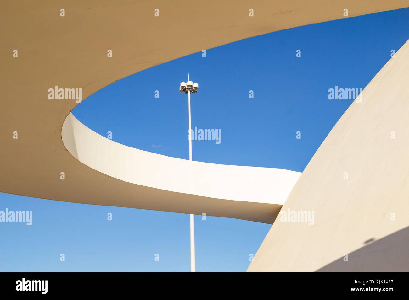 Brasília, Bundesdistrikt, Brasilien – 23. Juli 2022: Details zum Nationalmuseum der Republik. Ein Projekt des Architekten Oscar Niemeyer. Stockfoto