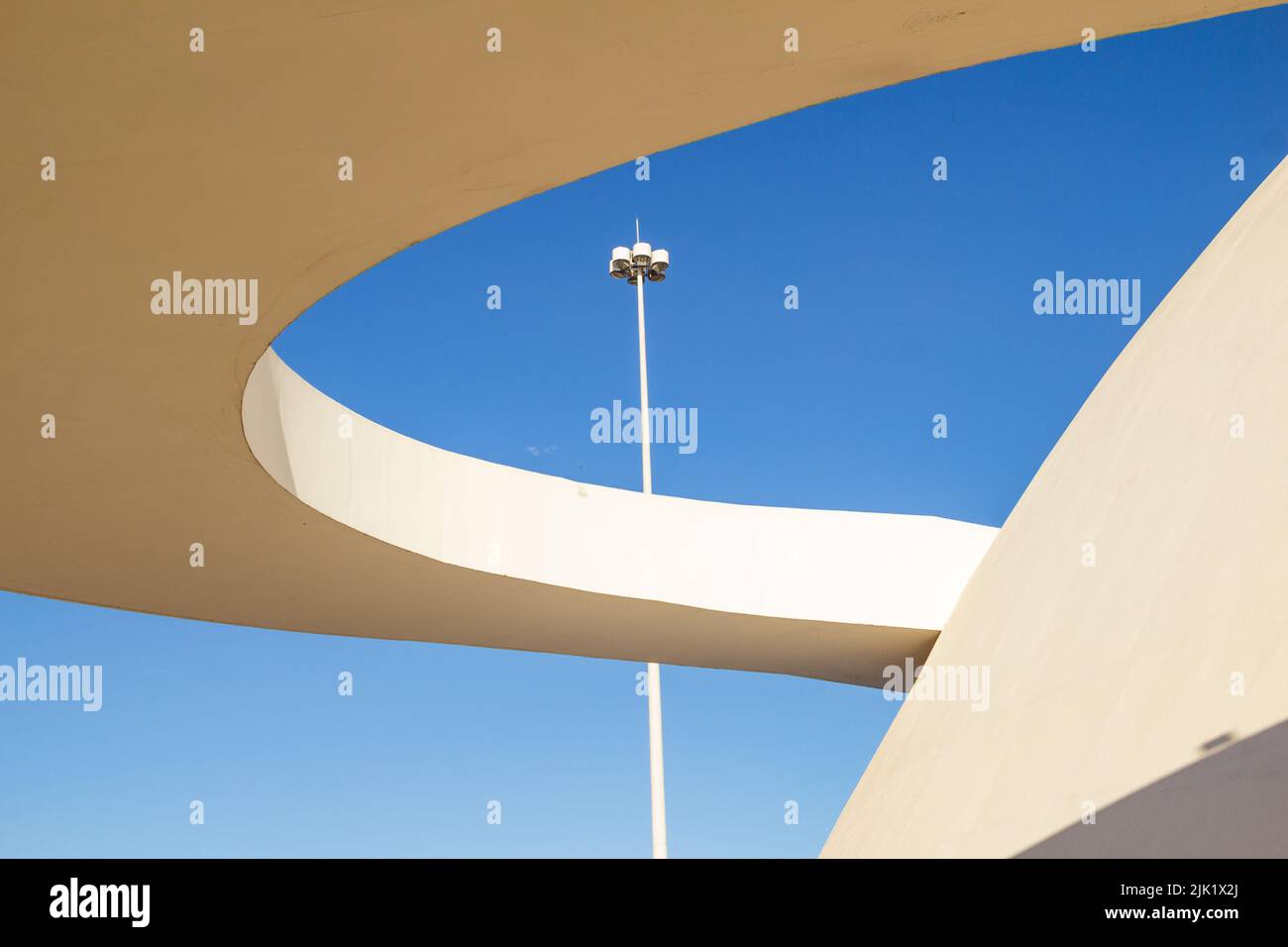 Brasília, Bundesdistrikt, Brasilien – 23. Juli 2022: Details zum Nationalmuseum der Republik. Ein Projekt des Architekten Oscar Niemeyer. Stockfoto