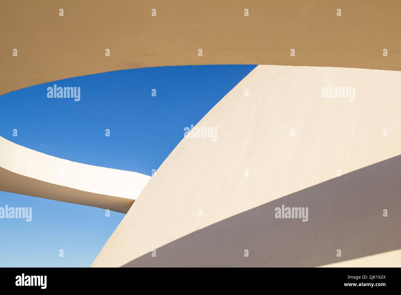 Brasília, Bundesdistrikt, Brasilien – 23. Juli 2022: Details zum Nationalmuseum der Republik. Ein Projekt des Architekten Oscar Niemeyer. Stockfoto