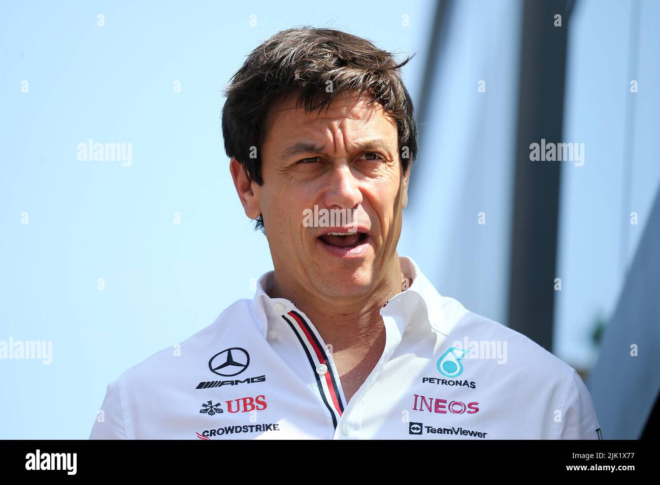 Budapest, Ungarn. 29.. Juli 2022. Mercedes GP-Geschäftsführer Toto Wolff blickt vor dem freien Training vor dem Grand Prix von Ungarn F1 auf dem Hungaroring am 29. Juli 2022 in Mogyorod, Ungarn, nach. Quelle: Marco Canoniero/Alamy Live News Stockfoto