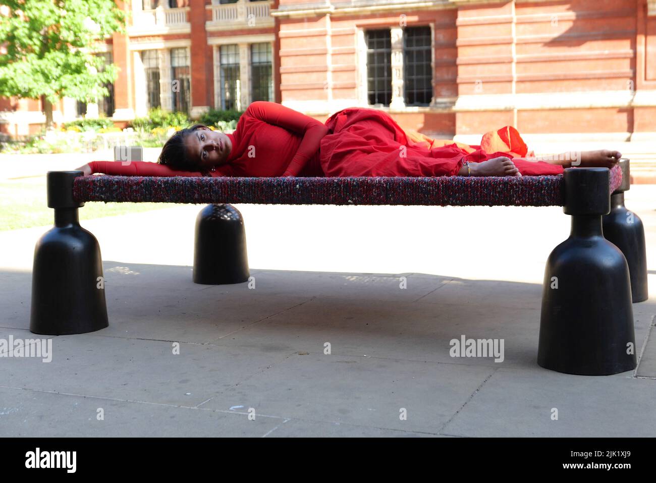 Eine Tanzperformance eröffnet die Installation 'What is Seen and What is Not - Osman Yousefzada' im V&A. Tanz konzipiert und in Auftrag gegeben von Osman Yousefzada in Zusammenarbeit mit Dixon MBI und dem kreativen Produzenten Farooq Choudary mit Kostümen von Osman Yousefzada Stockfoto