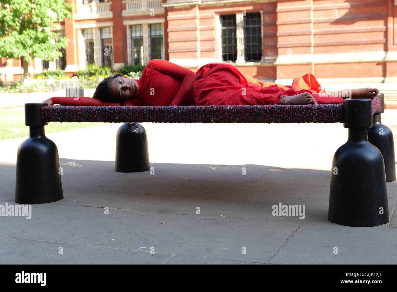 Eine Tanzperformance eröffnet die Installation 'What is Seen and What is Not - Osman Yousefzada' im V&A. Tanz konzipiert und in Auftrag gegeben von Osman Yousefzada in Zusammenarbeit mit Dixon MBI und dem kreativen Produzenten Farooq Choudary mit Kostümen von Osman Yousefzada Stockfoto