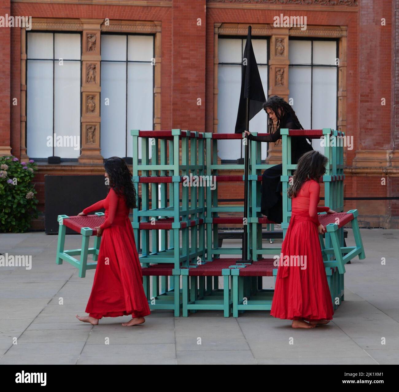 Eine Tanzperformance eröffnet die Installation 'What is Seen and What is Not - Osman Yousefzada' im V&A. Tanz konzipiert und in Auftrag gegeben von Osman Yousefzada in Zusammenarbeit mit Dixon MBI und dem kreativen Produzenten Farooq Choudary mit Kostümen von Osman Yousefzada Stockfoto