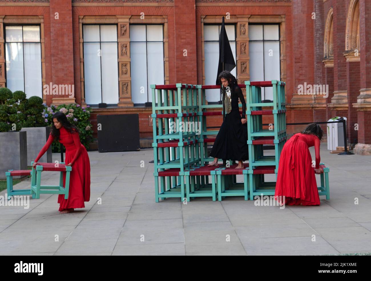 Eine Tanzperformance eröffnet die Installation 'What is Seen and What is Not - Osman Yousefzada' im V&A. Tanz konzipiert und in Auftrag gegeben von Osman Yousefzada in Zusammenarbeit mit Dixon MBI und dem kreativen Produzenten Farooq Choudary mit Kostümen von Osman Yousefzada Stockfoto