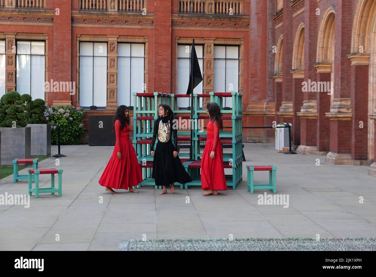 Eine Tanzperformance eröffnet die Installation 'What is Seen and What is Not - Osman Yousefzada' im V&A. Tanz konzipiert und in Auftrag gegeben von Osman Yousefzada in Zusammenarbeit mit Dixon MBI und dem kreativen Produzenten Farooq Choudary mit Kostümen von Osman Yousefzada Stockfoto