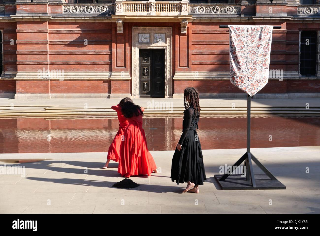 Eine Tanzperformance eröffnet die Installation 'What is Seen and What is Not - Osman Yousefzada' im V&A. Tanz konzipiert und in Auftrag gegeben von Osman Yousefzada in Zusammenarbeit mit Dixon MBI und dem kreativen Produzenten Farooq Choudary mit Kostümen von Osman Yousefzada Stockfoto