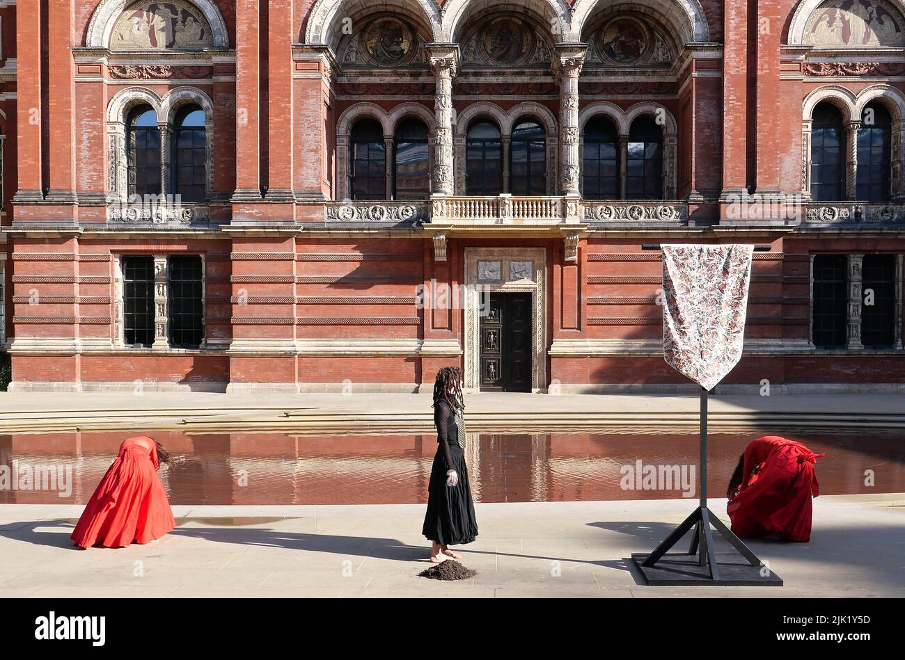 Eine Tanzperformance eröffnet die Installation 'What is Seen and What is Not - Osman Yousefzada' im V&A. Tanz konzipiert und in Auftrag gegeben von Osman Yousefzada in Zusammenarbeit mit Dixon MBI und dem kreativen Produzenten Farooq Choudary mit Kostümen von Osman Yousefzada Stockfoto