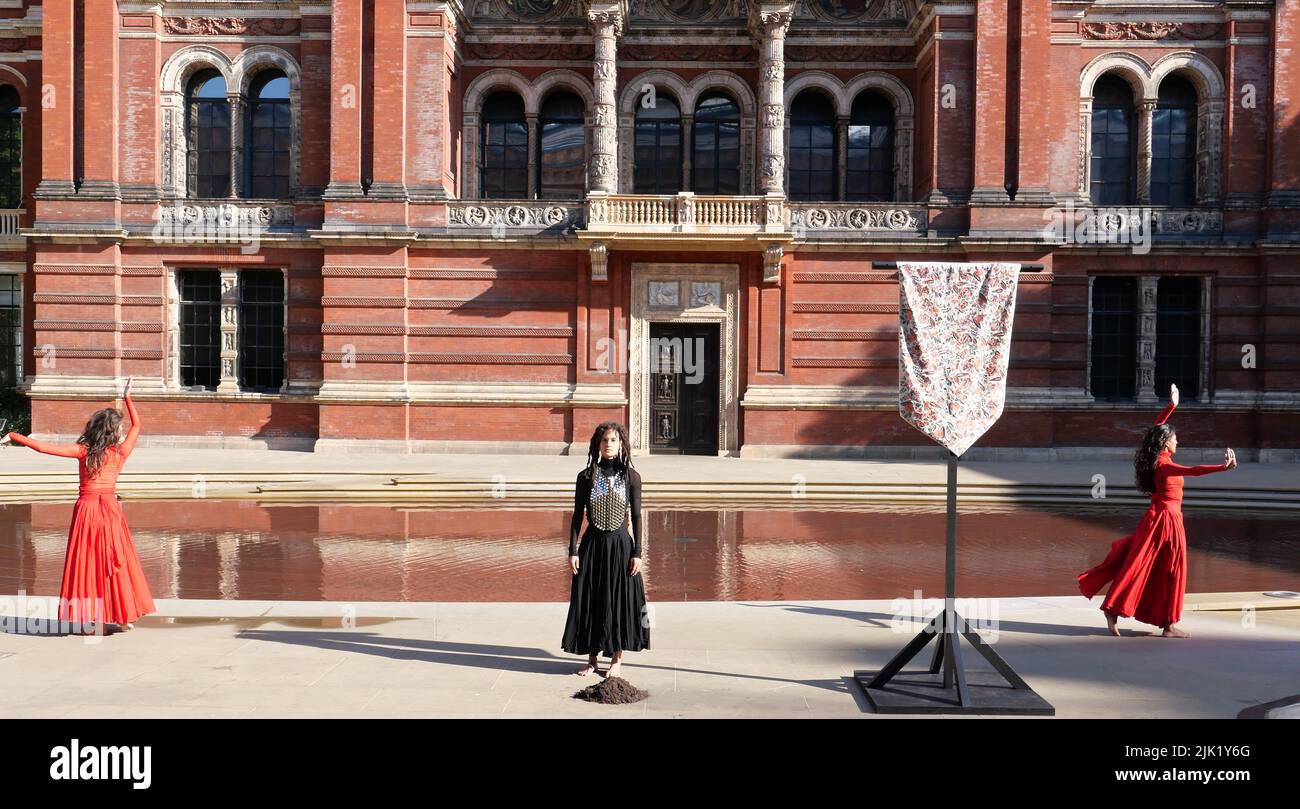 Eine Tanzperformance eröffnet die Installation 'What is Seen and What is Not - Osman Yousefzada' im V&A. Tanz konzipiert und in Auftrag gegeben von Osman Yousefzada in Zusammenarbeit mit Dixon MBI und dem kreativen Produzenten Farooq Choudary mit Kostümen von Osman Yousefzada Stockfoto