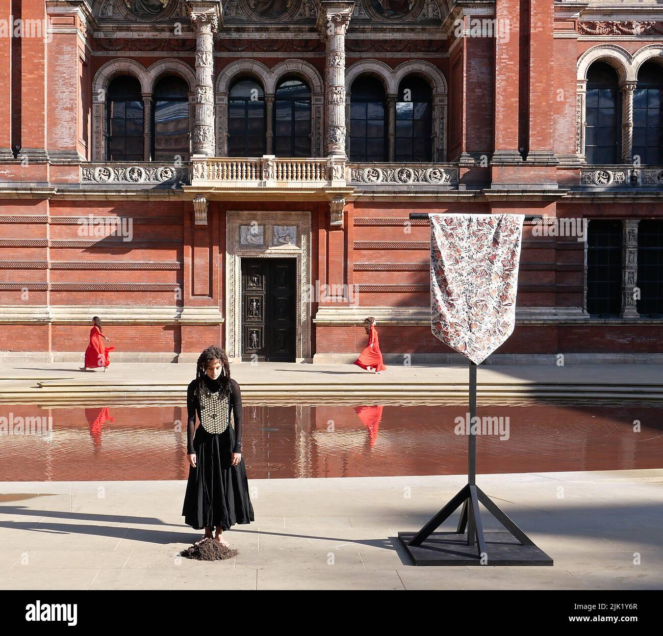 Eine Tanzperformance eröffnet die Installation 'What is Seen and What is Not - Osman Yousefzada' im V&A. Tanz konzipiert und in Auftrag gegeben von Osman Yousefzada in Zusammenarbeit mit Dixon MBI und dem kreativen Produzenten Farooq Choudary mit Kostümen von Osman Yousefzada Stockfoto