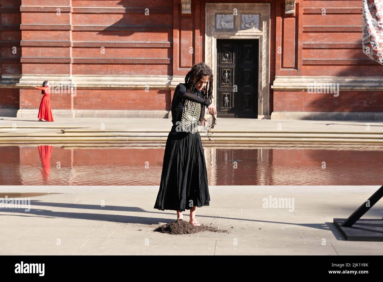 Eine Tanzperformance eröffnet die Installation 'What is Seen and What is Not - Osman Yousefzada' im V&A. Tanz konzipiert und in Auftrag gegeben von Osman Yousefzada in Zusammenarbeit mit Dixon MBI und dem kreativen Produzenten Farooq Choudary mit Kostümen von Osman Yousefzada Stockfoto