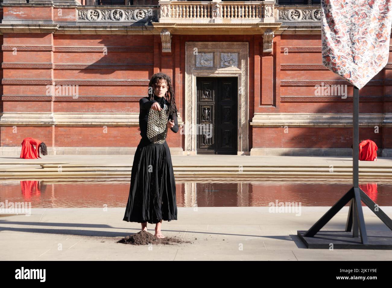 Eine Tanzperformance eröffnet die Installation 'What is Seen and What is Not - Osman Yousefzada' im V&A. Tanz konzipiert und in Auftrag gegeben von Osman Yousefzada in Zusammenarbeit mit Dixon MBI und dem kreativen Produzenten Farooq Choudary mit Kostümen von Osman Yousefzada Stockfoto