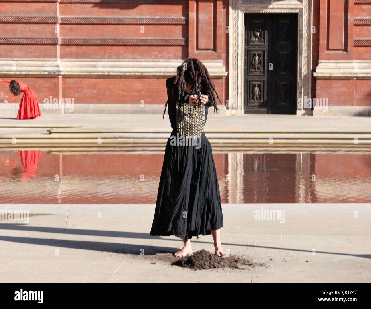 Eine Tanzperformance eröffnet die Installation 'What is Seen and What is Not - Osman Yousefzada' im V&A. Tanz konzipiert und in Auftrag gegeben von Osman Yousefzada in Zusammenarbeit mit Dixon MBI und dem kreativen Produzenten Farooq Choudary mit Kostümen von Osman Yousefzada Stockfoto