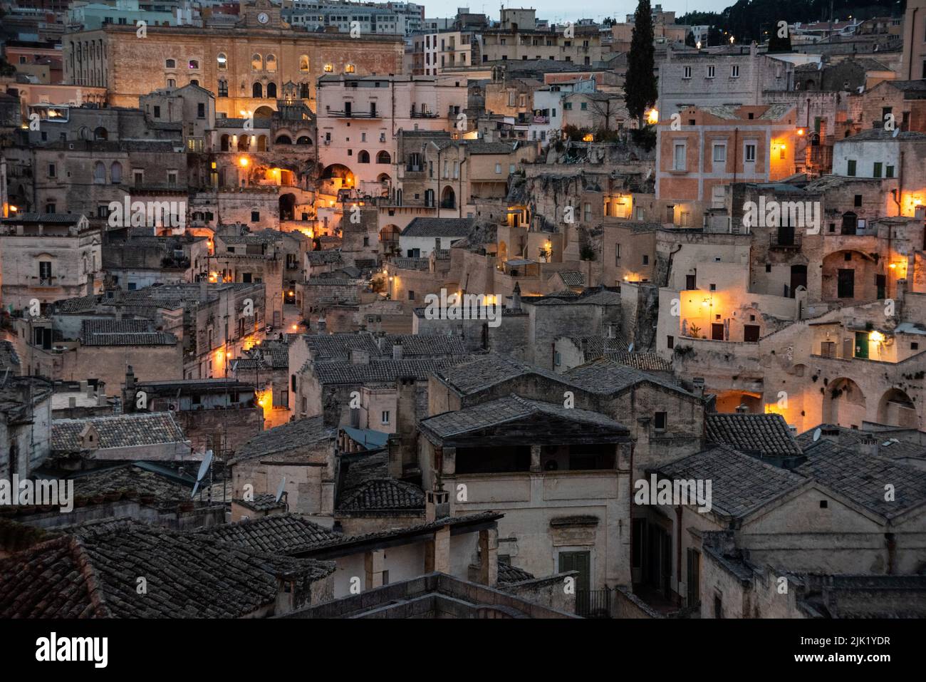 Malerische Skyline von Sassi di Miera bei Nacht, Italien Stockfoto