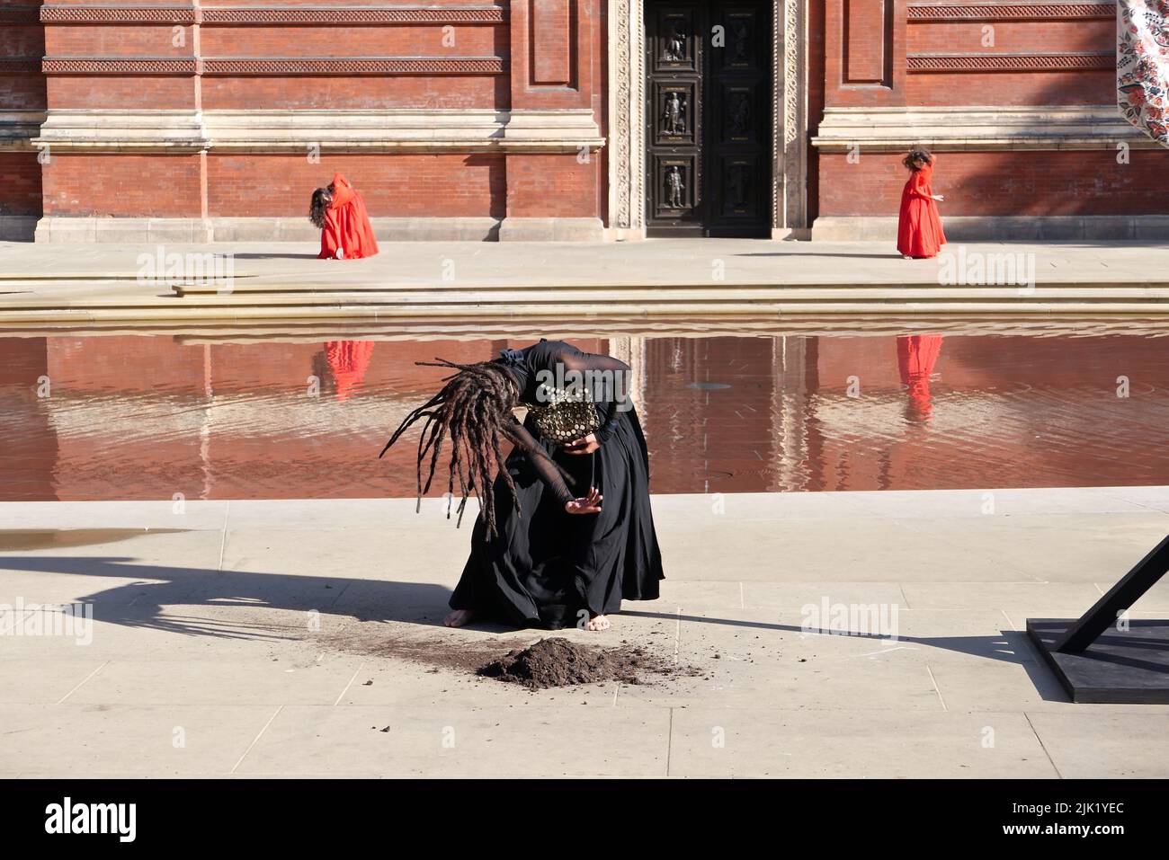 Eine Tanzperformance eröffnet die Installation 'What is Seen and What is Not - Osman Yousefzada' im V&A. Tanz konzipiert und in Auftrag gegeben von Osman Yousefzada in Zusammenarbeit mit Dixon MBI und dem kreativen Produzenten Farooq Choudary mit Kostümen von Osman Yousefzada Stockfoto