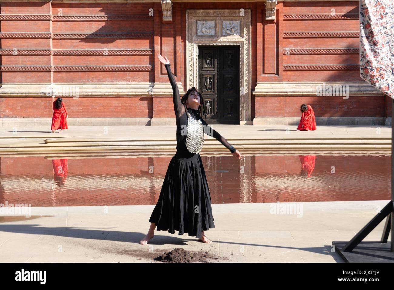 Eine Tanzperformance eröffnet die Installation 'What is Seen and What is Not - Osman Yousefzada' im V&A. Tanz konzipiert und in Auftrag gegeben von Osman Yousefzada in Zusammenarbeit mit Dixon MBI und dem kreativen Produzenten Farooq Choudary mit Kostümen von Osman Yousefzada Stockfoto