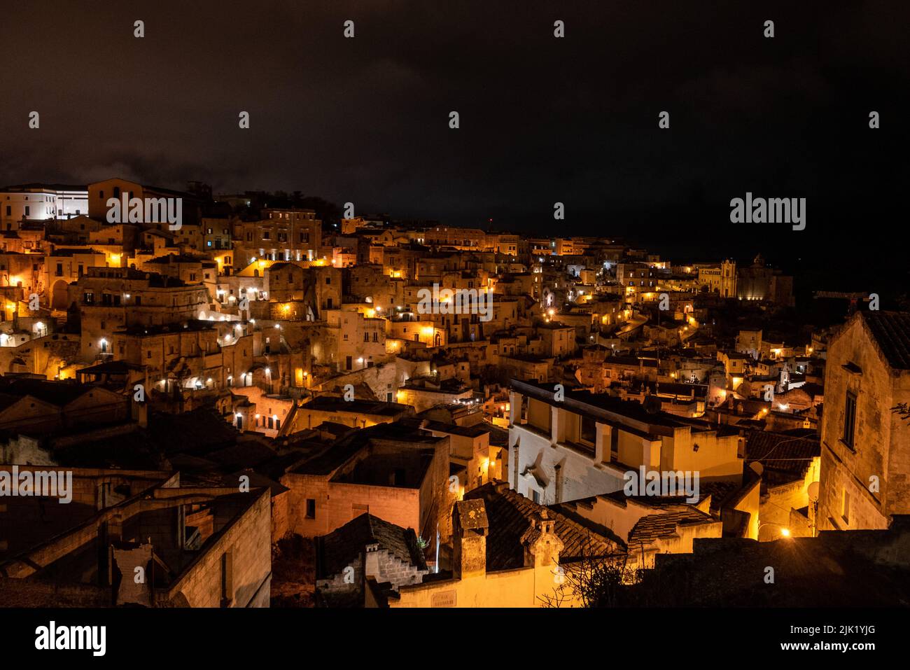 Malerische Skyline von Sassi di Miera bei Nacht, Italien Stockfoto