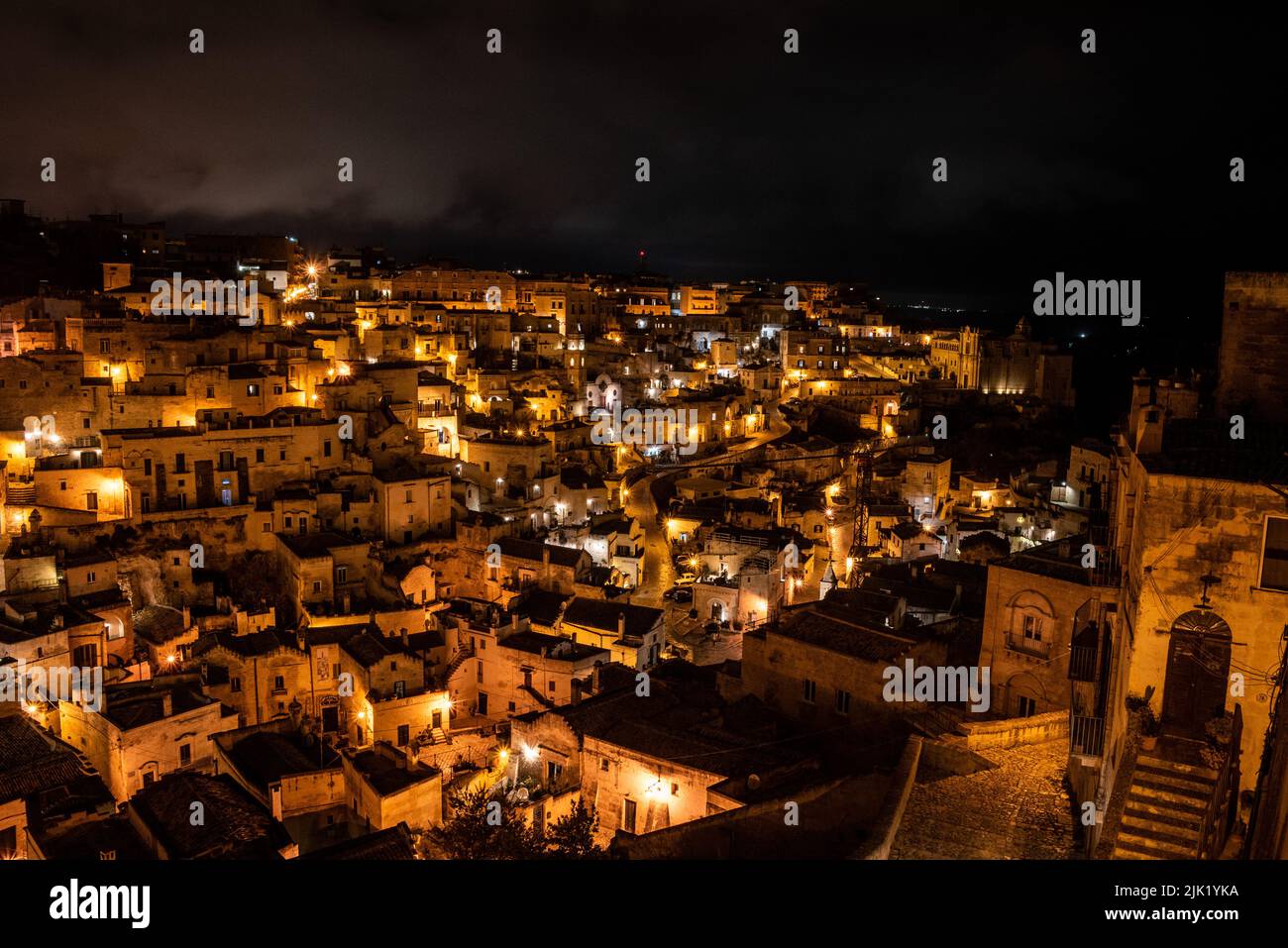 Malerische Skyline von Sassi di Miera bei Nacht, Italien Stockfoto