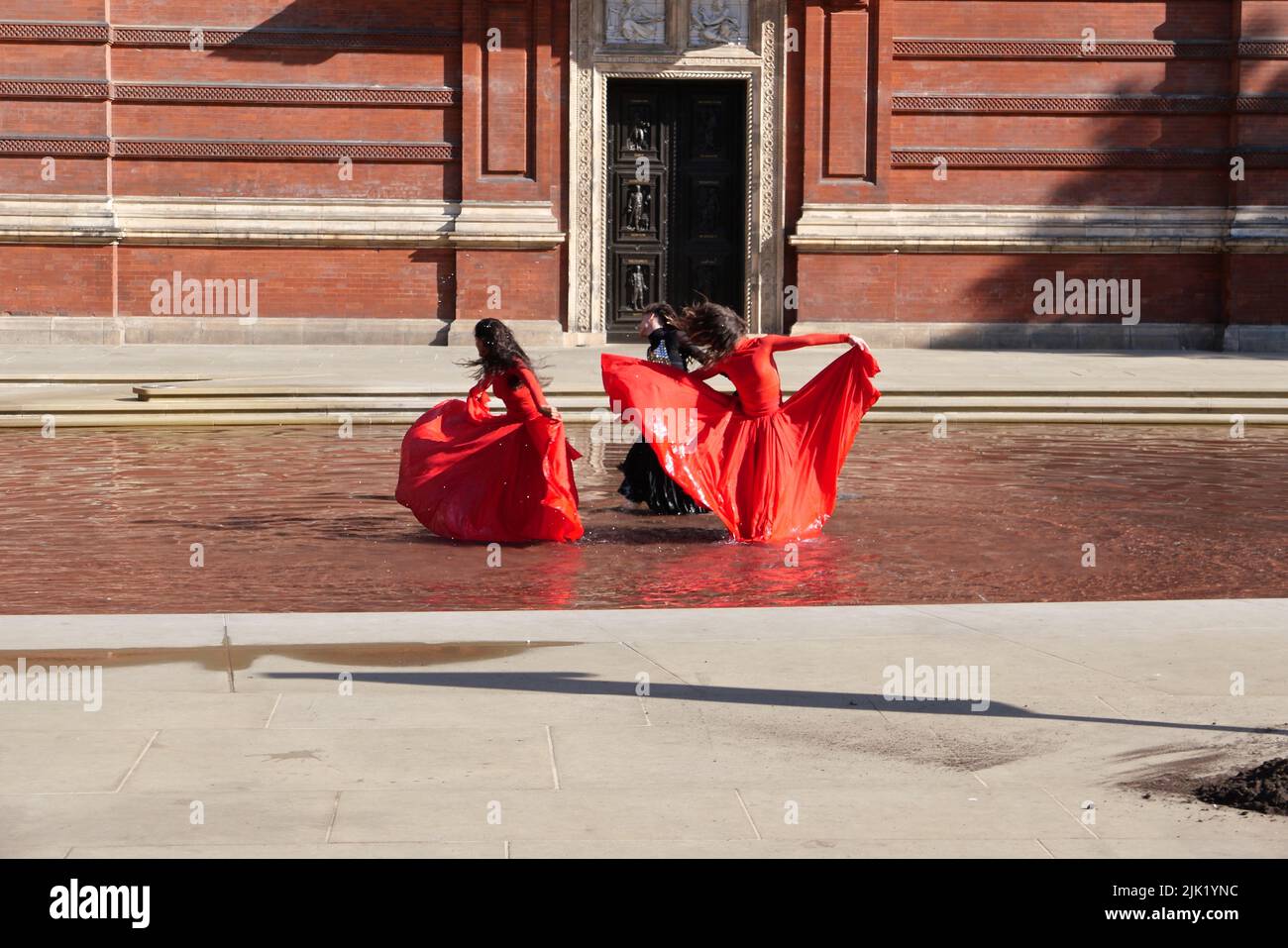 Eine Tanzperformance eröffnet die Installation 'What is Seen and What is Not - Osman Yousefzada' im V&A. Tanz konzipiert und in Auftrag gegeben von Osman Yousefzada in Zusammenarbeit mit Dixon MBI und dem kreativen Produzenten Farooq Choudary mit Kostümen von Osman Yousefzada Stockfoto