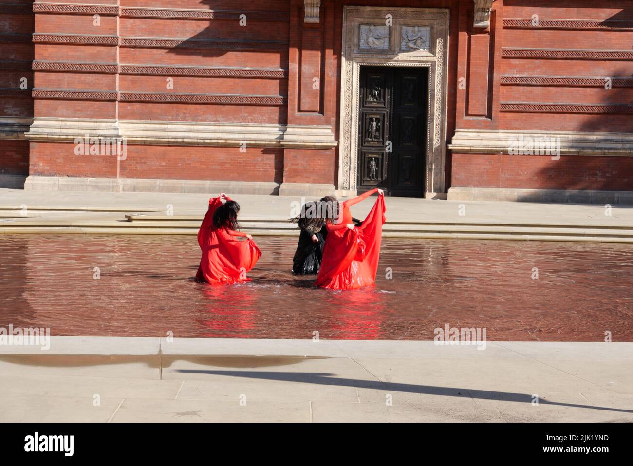 Eine Tanzperformance eröffnet die Installation 'What is Seen and What is Not - Osman Yousefzada' im V&A. Tanz konzipiert und in Auftrag gegeben von Osman Yousefzada in Zusammenarbeit mit Dixon MBI und dem kreativen Produzenten Farooq Choudary mit Kostümen von Osman Yousefzada Stockfoto