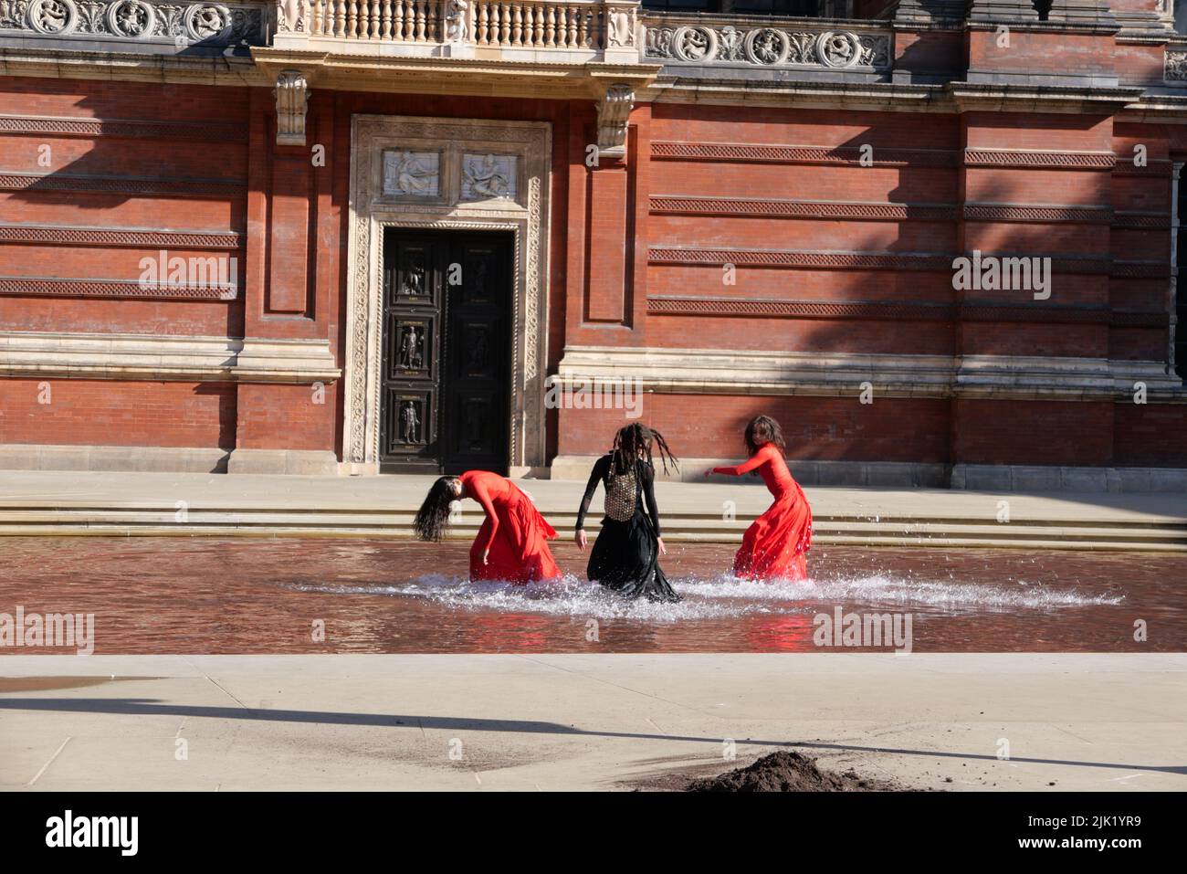 Eine Tanzperformance eröffnet die Installation 'What is Seen and What is Not - Osman Yousefzada' im V&A. Tanz konzipiert und in Auftrag gegeben von Osman Yousefzada in Zusammenarbeit mit Dixon MBI und dem kreativen Produzenten Farooq Choudary mit Kostümen von Osman Yousefzada Stockfoto