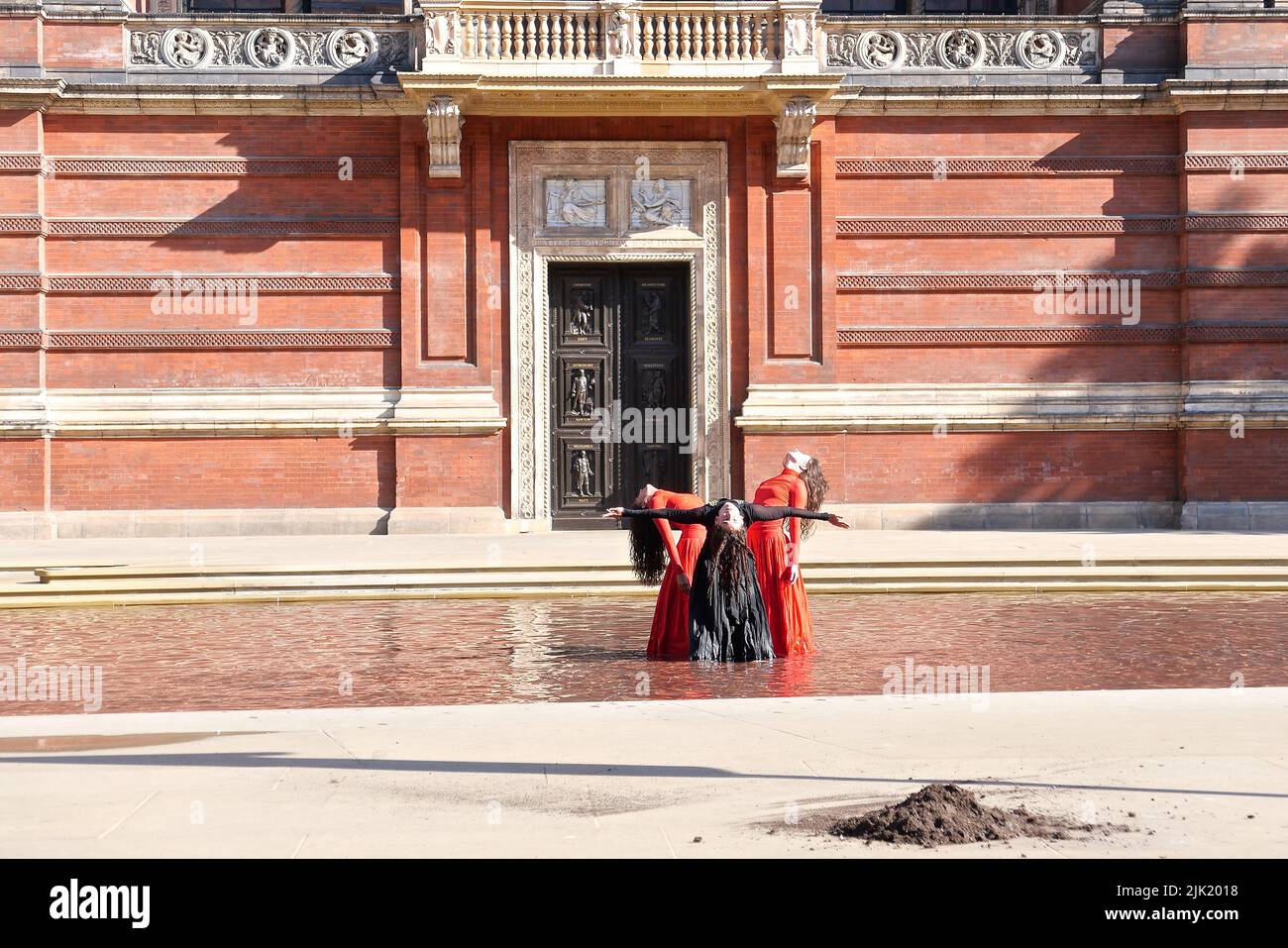 Eine Tanzperformance eröffnet die Installation 'What is Seen and What is Not - Osman Yousefzada' im V&A. Tanz konzipiert und in Auftrag gegeben von Osman Yousefzada in Zusammenarbeit mit Dixon MBI und dem kreativen Produzenten Farooq Choudary mit Kostümen von Osman Yousefzada Stockfoto