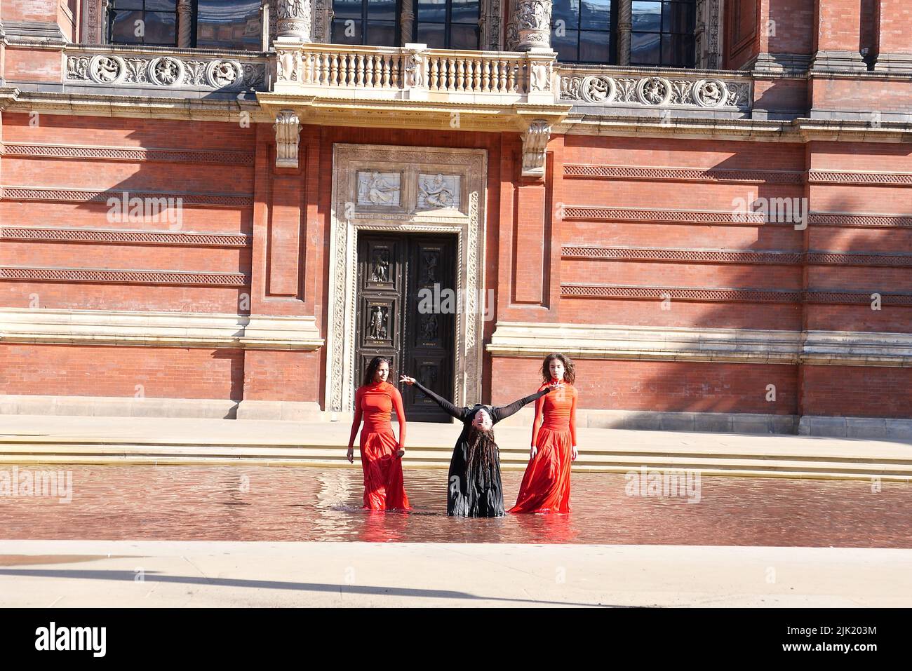 Eine Tanzperformance eröffnet die Installation 'What is Seen and What is Not - Osman Yousefzada' im V&A. Tanz konzipiert und in Auftrag gegeben von Osman Yousefzada in Zusammenarbeit mit Dixon MBI und dem kreativen Produzenten Farooq Choudary mit Kostümen von Osman Yousefzada Stockfoto