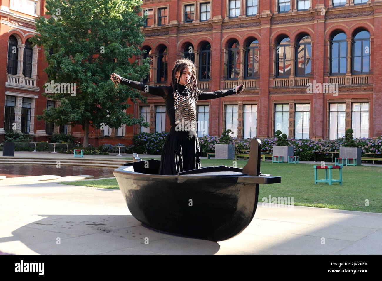 Eine Tanzperformance eröffnet die Installation 'What is Seen and What is Not - Osman Yousefzada' im V&A. Tanz konzipiert und in Auftrag gegeben von Osman Yousefzada in Zusammenarbeit mit Dixon MBI und dem kreativen Produzenten Farooq Choudary mit Kostümen von Osman Yousefzada Stockfoto