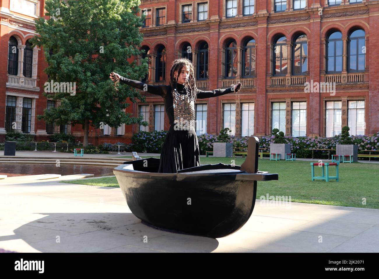 Eine Tanzperformance eröffnet die Installation 'What is Seen and What is Not - Osman Yousefzada' im V&A. Tanz konzipiert und in Auftrag gegeben von Osman Yousefzada in Zusammenarbeit mit Dixon MBI und dem kreativen Produzenten Farooq Choudary mit Kostümen von Osman Yousefzada Stockfoto