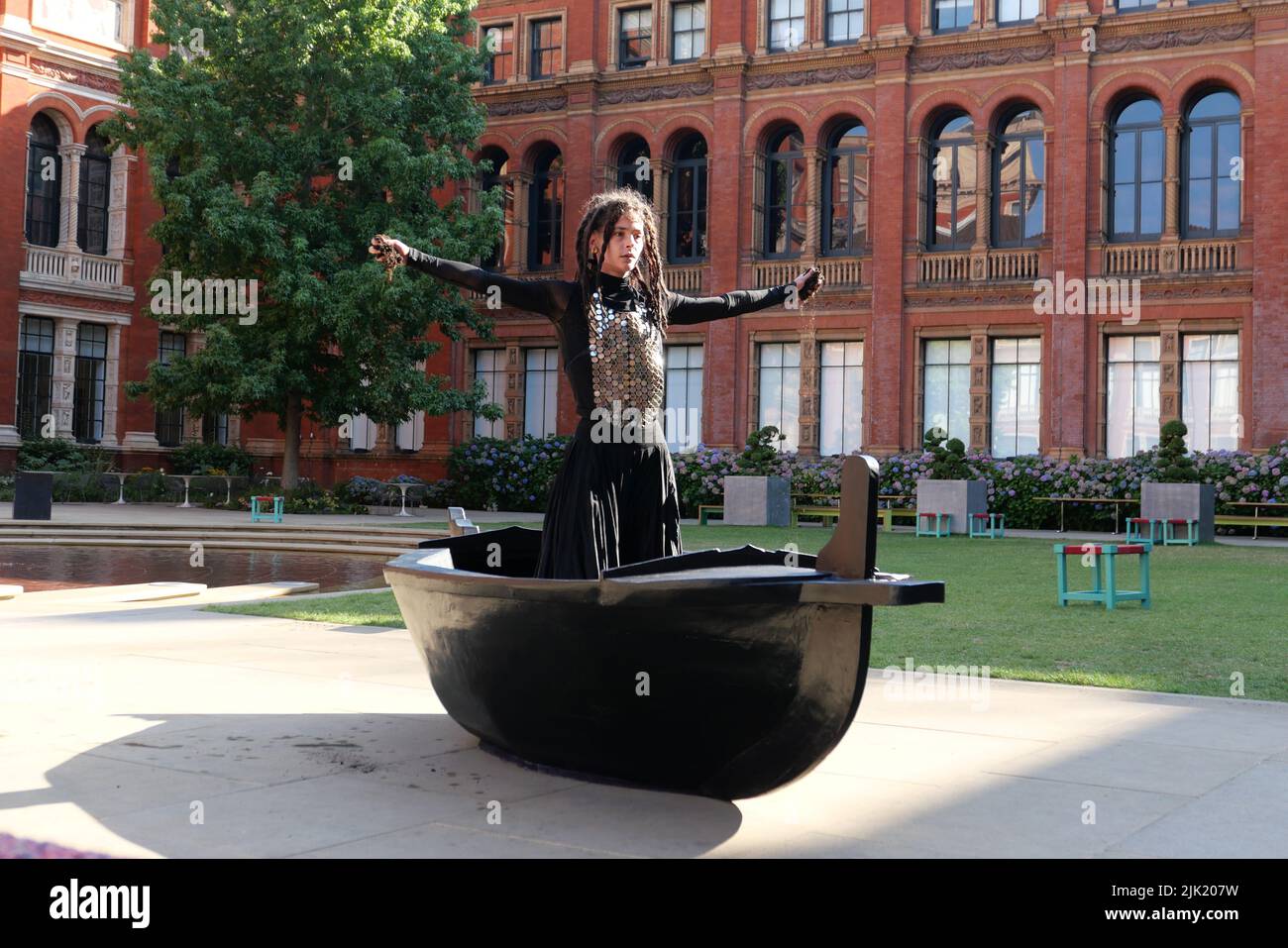 Eine Tanzperformance eröffnet die Installation 'What is Seen and What is Not - Osman Yousefzada' im V&A. Tanz konzipiert und in Auftrag gegeben von Osman Yousefzada in Zusammenarbeit mit Dixon MBI und dem kreativen Produzenten Farooq Choudary mit Kostümen von Osman Yousefzada Stockfoto