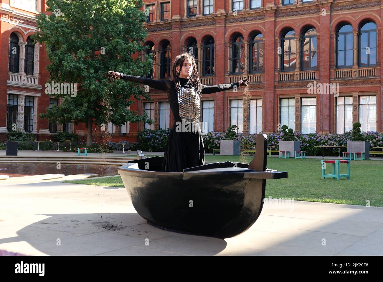 Eine Tanzperformance eröffnet die Installation 'What is Seen and What is Not - Osman Yousefzada' im V&A. Tanz konzipiert und in Auftrag gegeben von Osman Yousefzada in Zusammenarbeit mit Dixon MBI und dem kreativen Produzenten Farooq Choudary mit Kostümen von Osman Yousefzada Stockfoto