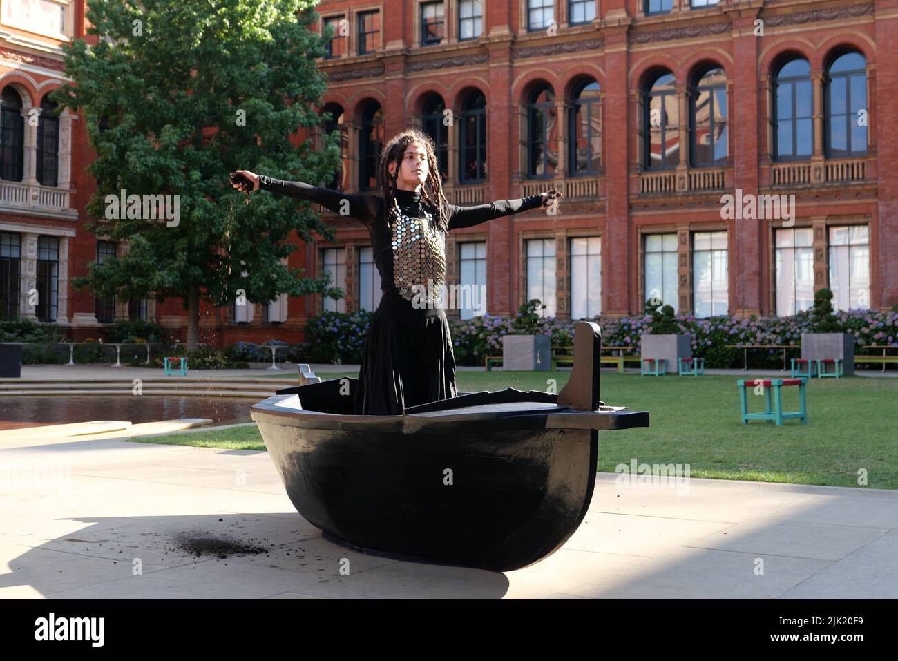 Eine Tanzperformance eröffnet die Installation 'What is Seen and What is Not - Osman Yousefzada' im V&A. Tanz konzipiert und in Auftrag gegeben von Osman Yousefzada in Zusammenarbeit mit Dixon MBI und dem kreativen Produzenten Farooq Choudary mit Kostümen von Osman Yousefzada Stockfoto