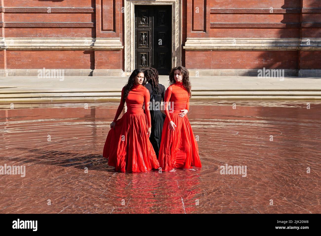 Eine Tanzperformance eröffnet die Installation 'What is Seen and What is Not - Osman Yousefzada' im V&A. Tanz konzipiert und in Auftrag gegeben von Osman Yousefzada in Zusammenarbeit mit Dixon MBI und dem kreativen Produzenten Farooq Choudary mit Kostümen von Osman Yousefzada Stockfoto
