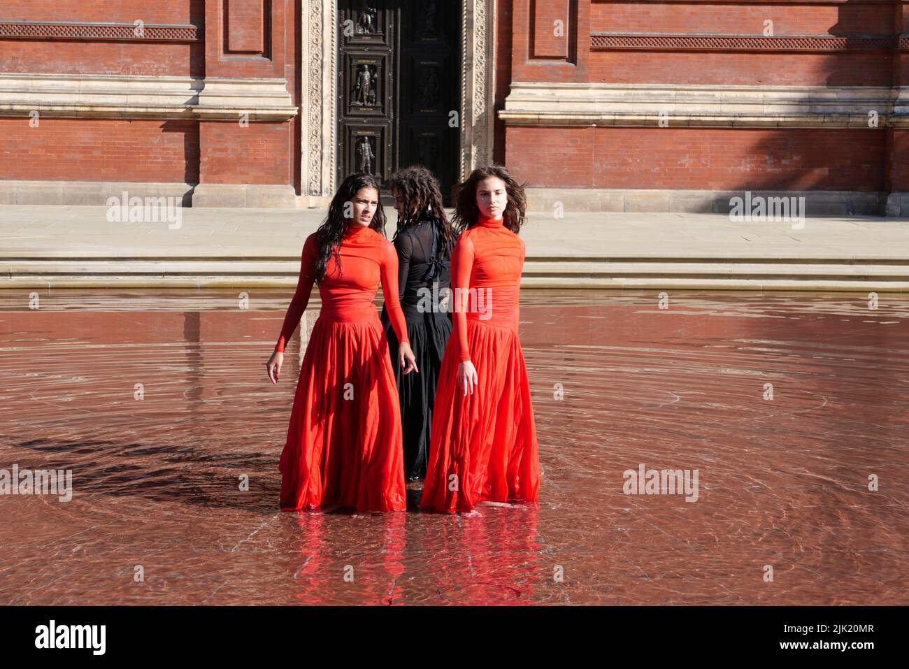 Eine Tanzperformance eröffnet die Installation 'What is Seen and What is Not - Osman Yousefzada' im V&A. Tanz konzipiert und in Auftrag gegeben von Osman Yousefzada in Zusammenarbeit mit Dixon MBI und dem kreativen Produzenten Farooq Choudary mit Kostümen von Osman Yousefzada Stockfoto