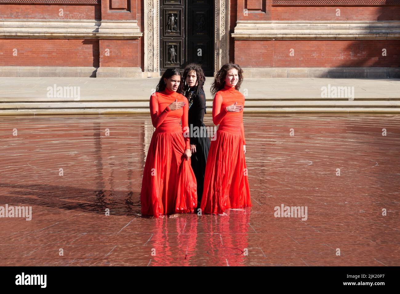 Eine Tanzperformance eröffnet die Installation 'What is Seen and What is Not - Osman Yousefzada' im V&A. Tanz konzipiert und in Auftrag gegeben von Osman Yousefzada in Zusammenarbeit mit Dixon MBI und dem kreativen Produzenten Farooq Choudary mit Kostümen von Osman Yousefzada Stockfoto