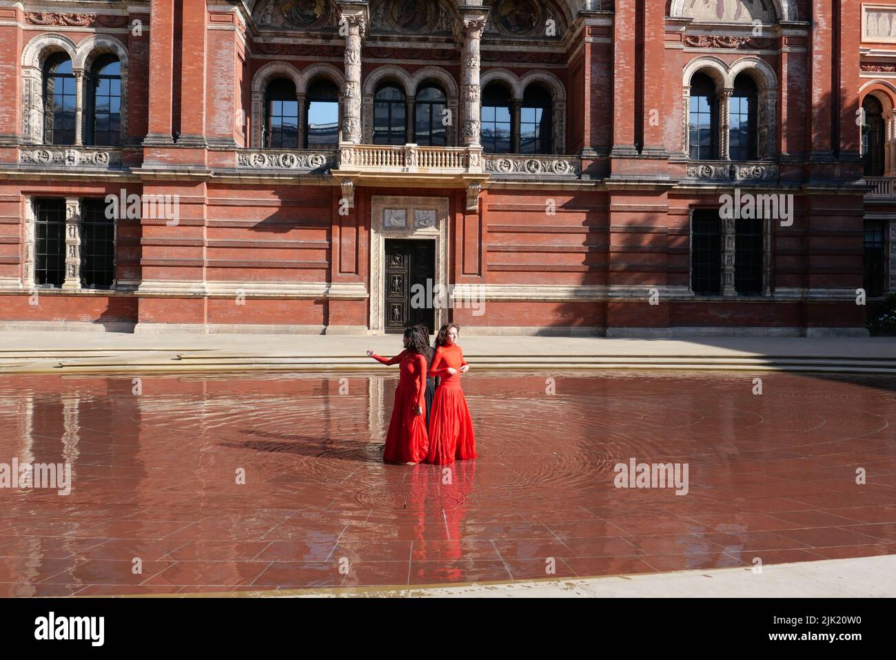 Eine Tanzperformance eröffnet die Installation 'What is Seen and What is Not - Osman Yousefzada' im V&A. Tanz konzipiert und in Auftrag gegeben von Osman Yousefzada in Zusammenarbeit mit Dixon MBI und dem kreativen Produzenten Farooq Choudary mit Kostümen von Osman Yousefzada Stockfoto