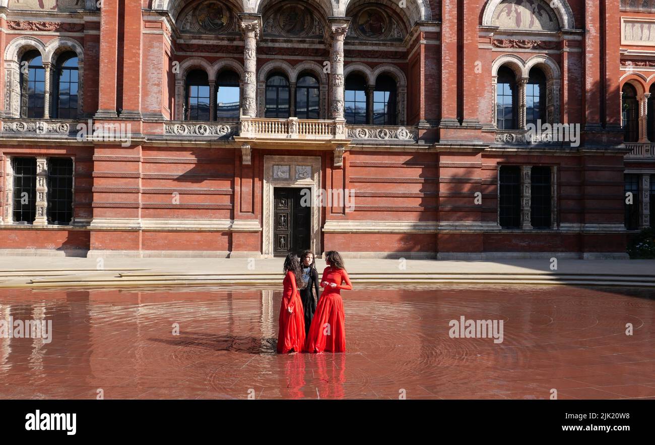 Eine Tanzperformance eröffnet die Installation 'What is Seen and What is Not - Osman Yousefzada' im V&A. Tanz konzipiert und in Auftrag gegeben von Osman Yousefzada in Zusammenarbeit mit Dixon MBI und dem kreativen Produzenten Farooq Choudary mit Kostümen von Osman Yousefzada Stockfoto