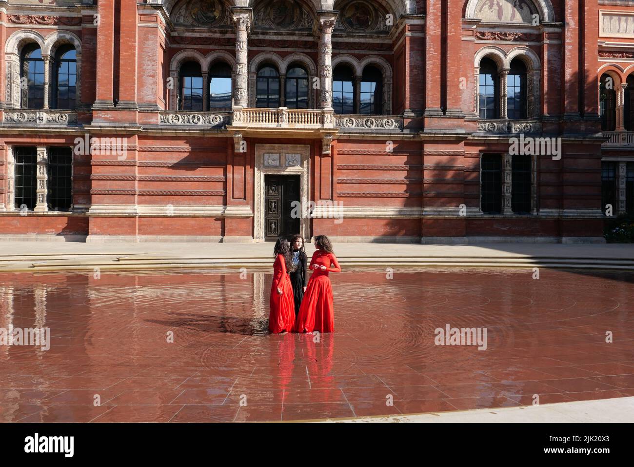 Eine Tanzperformance eröffnet die Installation 'What is Seen and What is Not - Osman Yousefzada' im V&A. Tanz konzipiert und in Auftrag gegeben von Osman Yousefzada in Zusammenarbeit mit Dixon MBI und dem kreativen Produzenten Farooq Choudary mit Kostümen von Osman Yousefzada Stockfoto