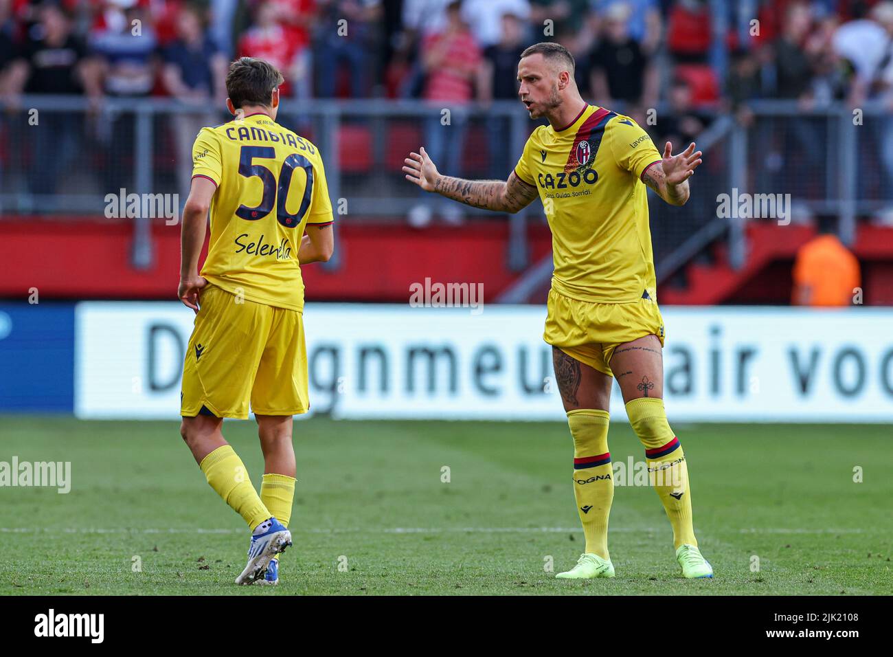 Enschede, Niederlande. 29.. Juli 2022. ENSCHEDE, NIEDERLANDE - 29. JULI: Andrea Cambiaso aus Bologna, Marko Arnautovic aus Bologna während des Vorsaison-Freundschaftsspiels zwischen dem FC Twente und Bologna in der De Grolsch Veste am 29. Juli 2022 in Enschede, Niederlande (Foto: Marcel ter Bals/Orange Picics) Credit: Orange Pics BV/Alamy Live News Stockfoto