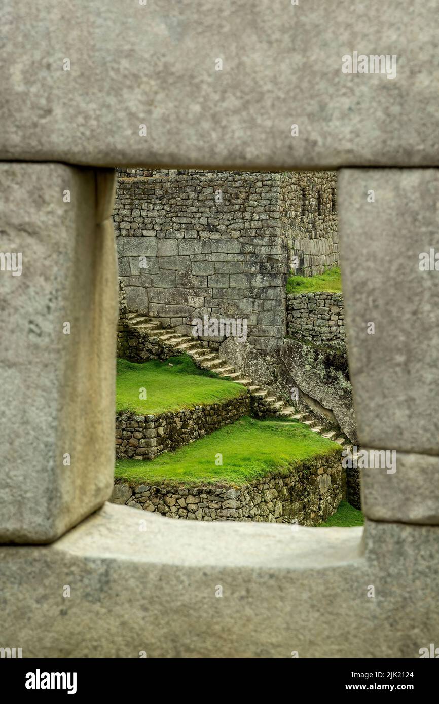 Trapezfenster mit Blick, Tempel der drei Fenster, Machu Picchu Inka-Ruinen, in der Nähe von Aguas Calientes, aka Machu Picchu Pueblo, Cusco, Peru Stockfoto