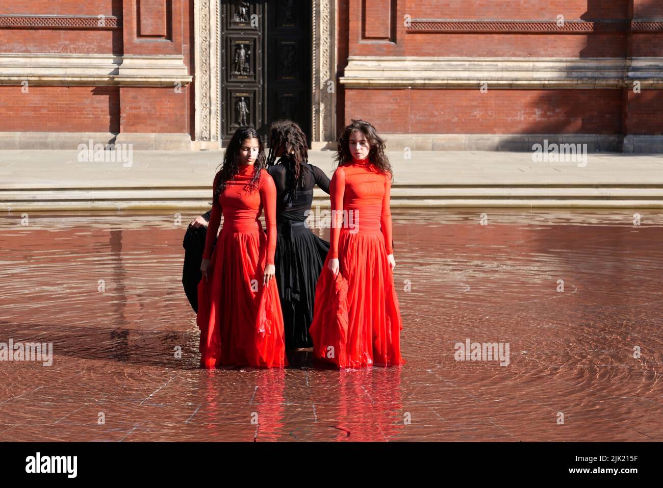Eine Tanzperformance eröffnet die Installation 'What is Seen and What is Not - Osman Yousefzada' im V&A. Tanz konzipiert und in Auftrag gegeben von Osman Yousefzada in Zusammenarbeit mit Dixon MBI und dem kreativen Produzenten Farooq Choudary mit Kostümen von Osman Yousefzada Stockfoto