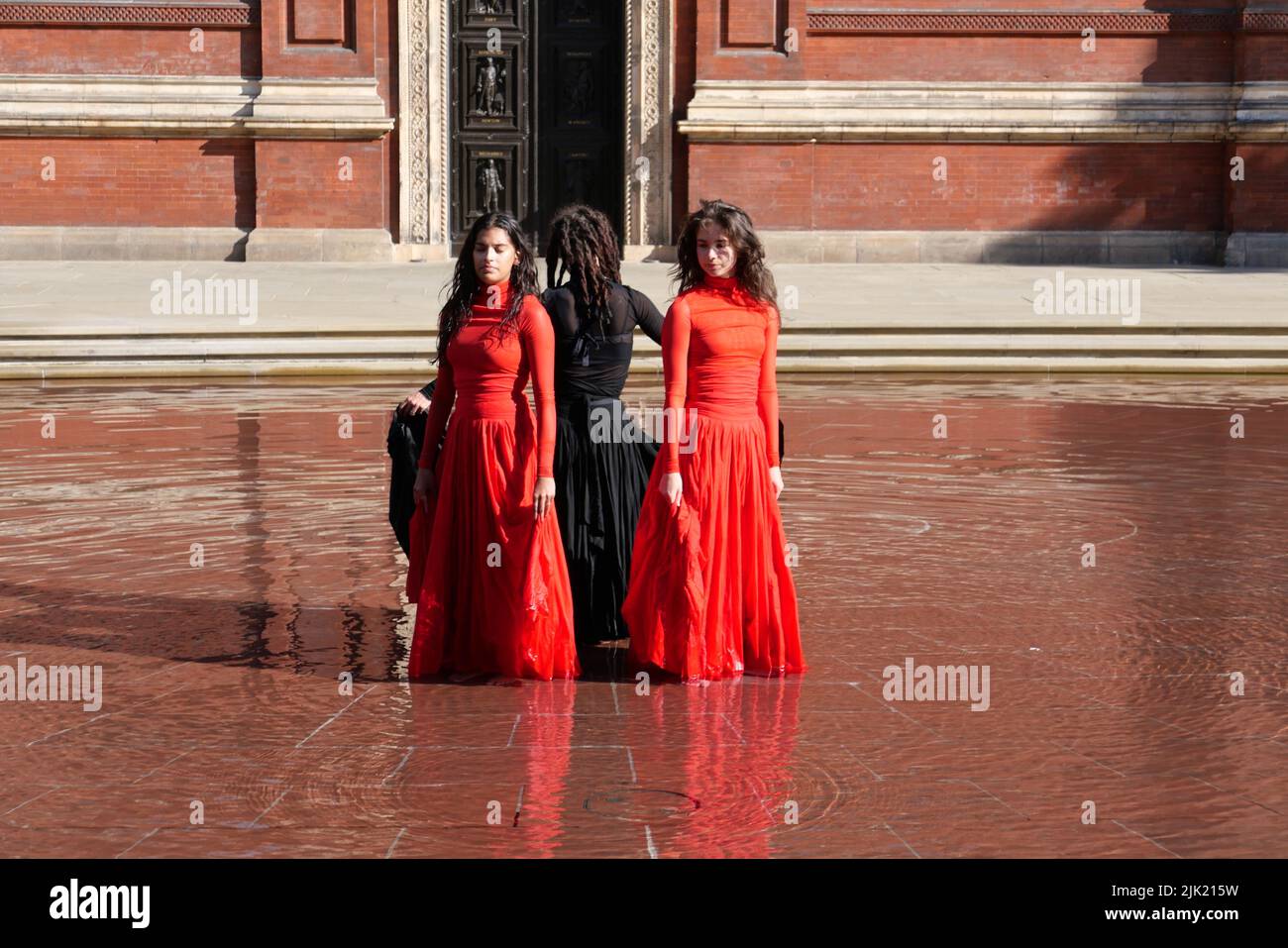 Eine Tanzperformance eröffnet die Installation 'What is Seen and What is Not - Osman Yousefzada' im V&A. Tanz konzipiert und in Auftrag gegeben von Osman Yousefzada in Zusammenarbeit mit Dixon MBI und dem kreativen Produzenten Farooq Choudary mit Kostümen von Osman Yousefzada Stockfoto