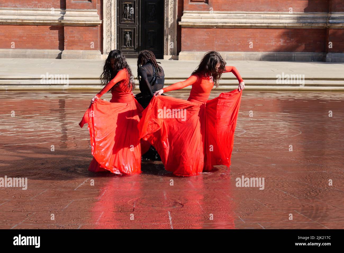 Eine Tanzperformance eröffnet die Installation 'What is Seen and What is Not - Osman Yousefzada' im V&A. Tanz konzipiert und in Auftrag gegeben von Osman Yousefzada in Zusammenarbeit mit Dixon MBI und dem kreativen Produzenten Farooq Choudary mit Kostümen von Osman Yousefzada Stockfoto